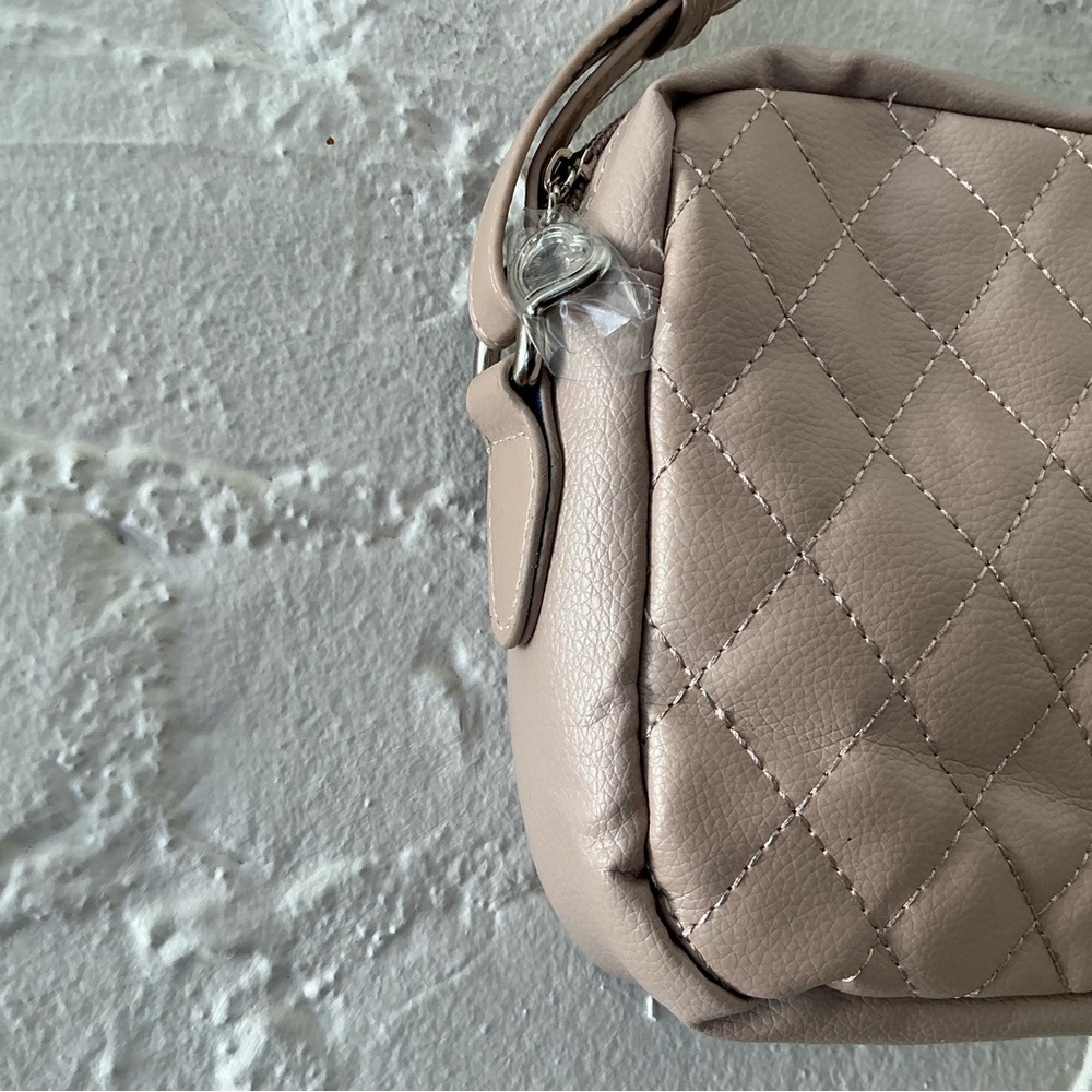 Bella Russo Quilted Handbag Purse Beige Chain Handle Vacation Travel Casual New - Picture 3 of 9